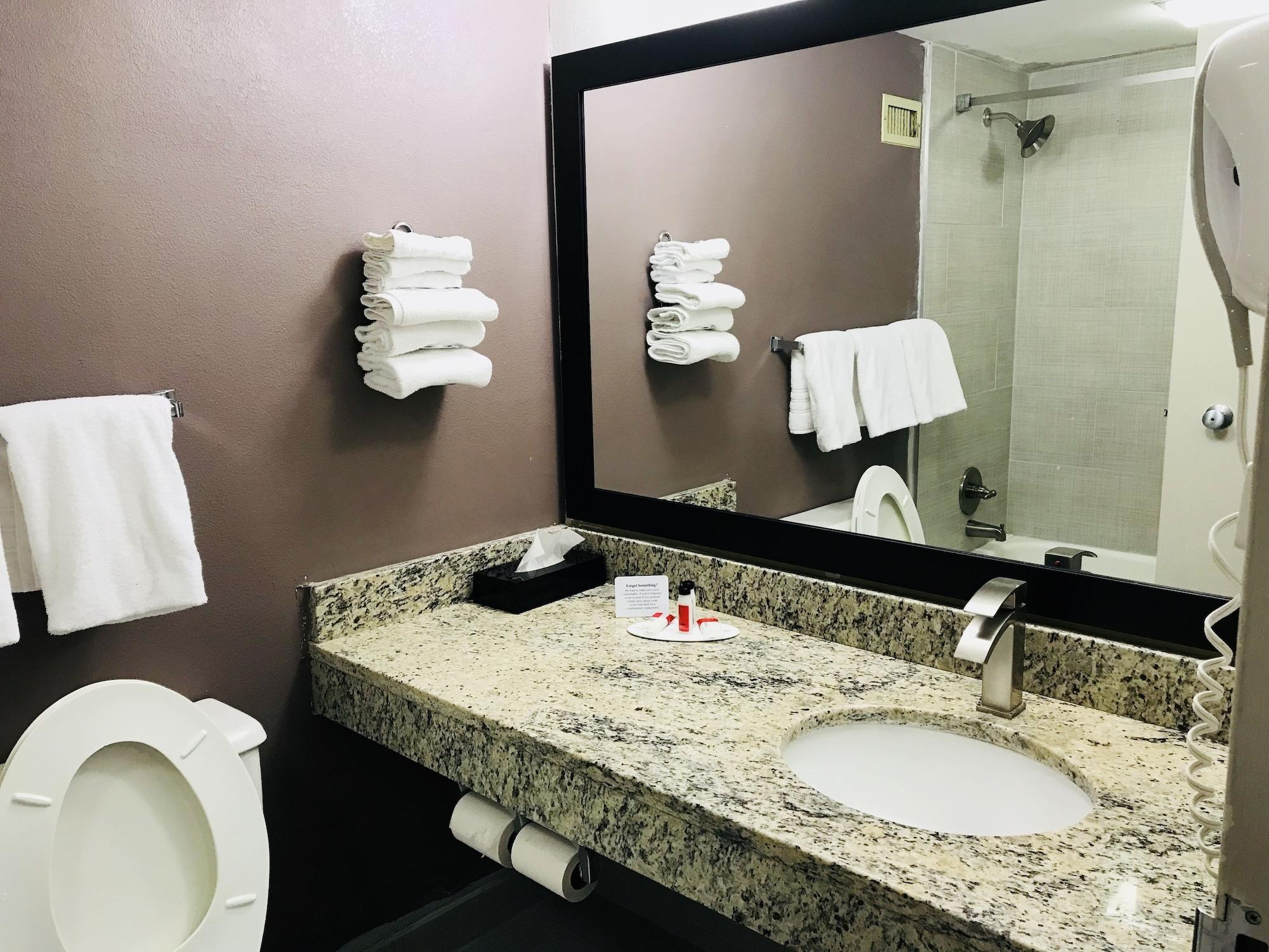 Days Inn By Wyndham Livonia Canton Detroit Bagian luar foto