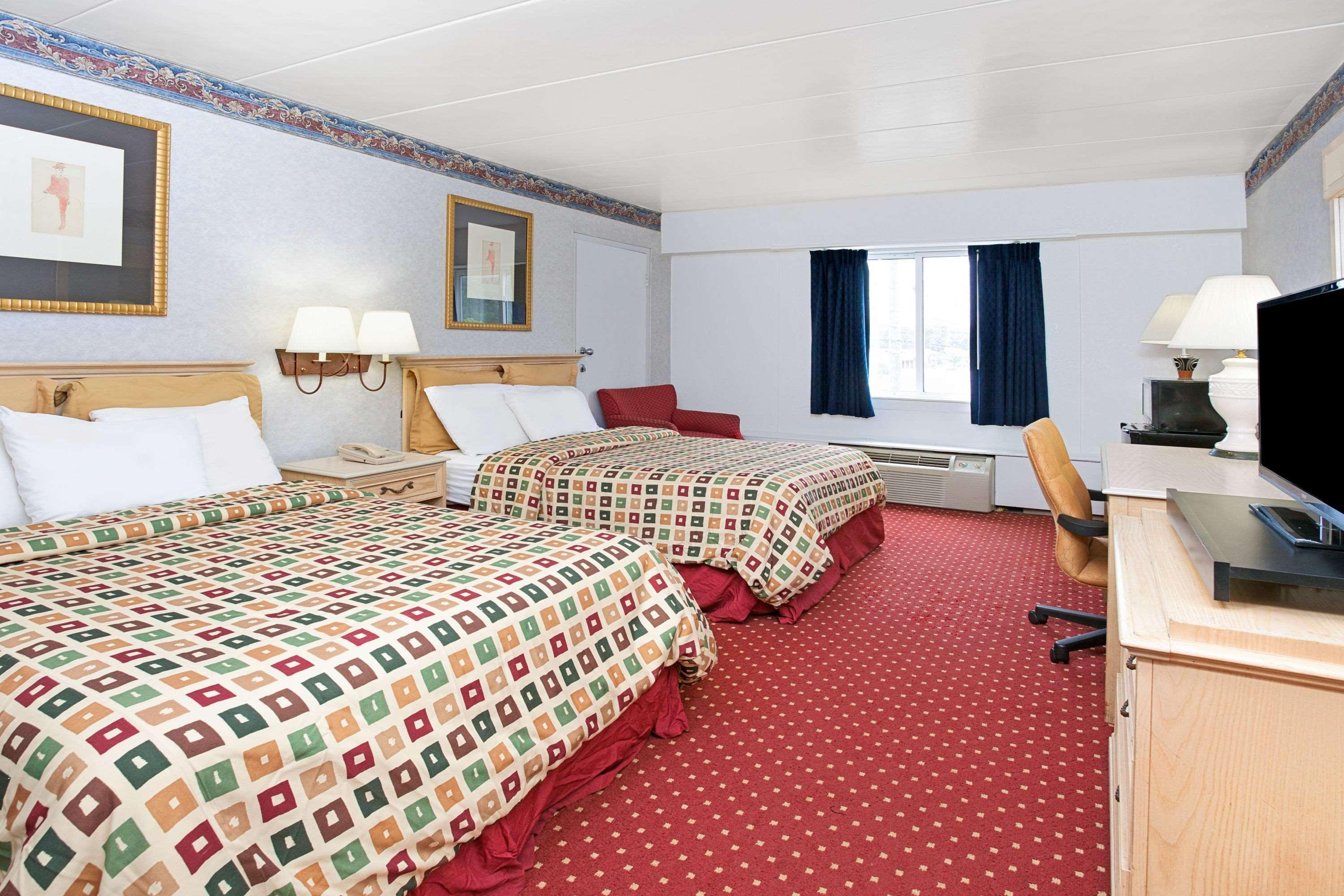 Days Inn By Wyndham Livonia Canton Detroit Bagian luar foto