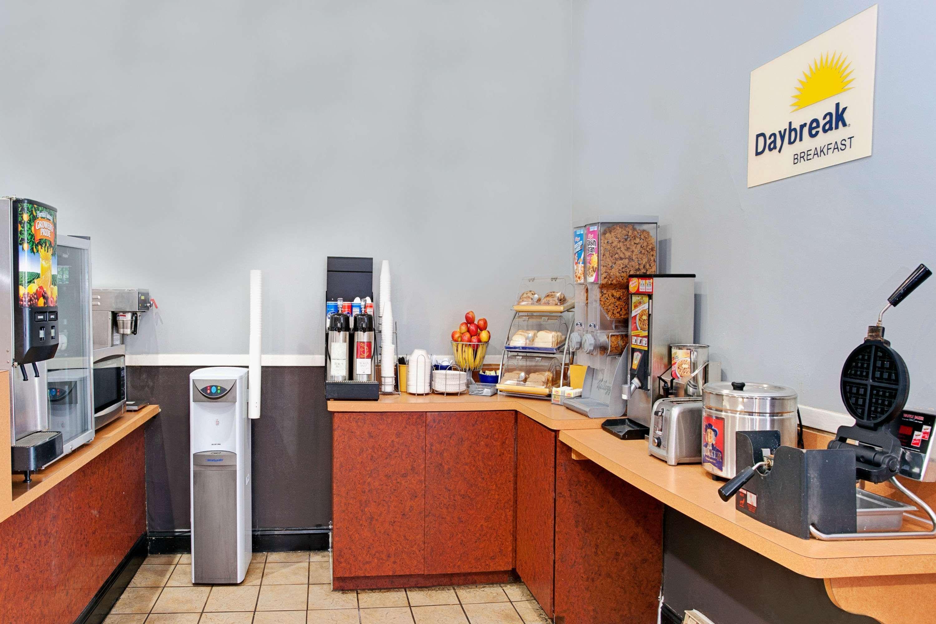 Days Inn By Wyndham Livonia Canton Detroit Bagian luar foto
