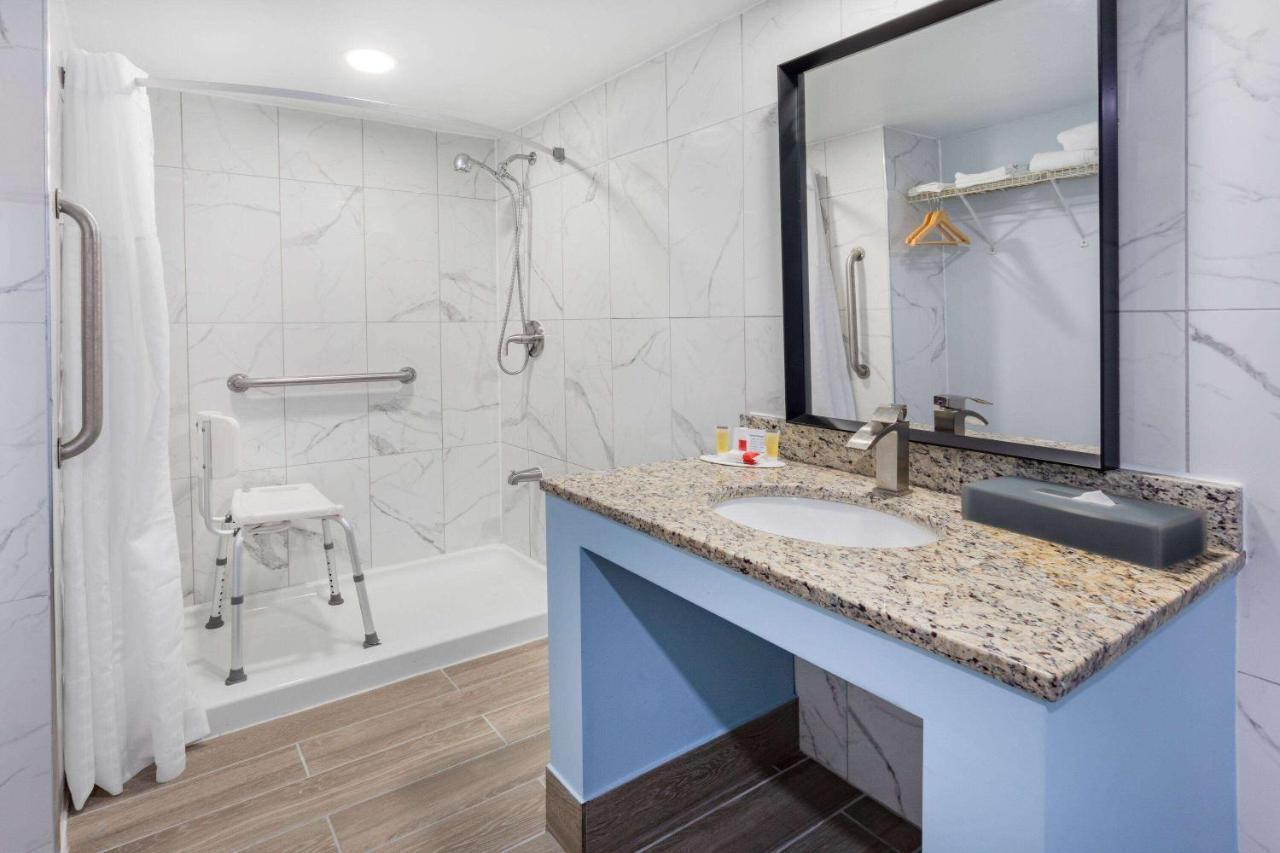 Days Inn By Wyndham Livonia Canton Detroit Bagian luar foto