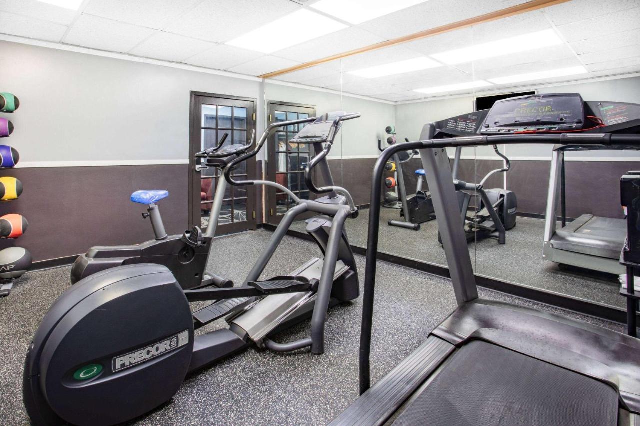 Days Inn By Wyndham Livonia Canton Detroit Bagian luar foto