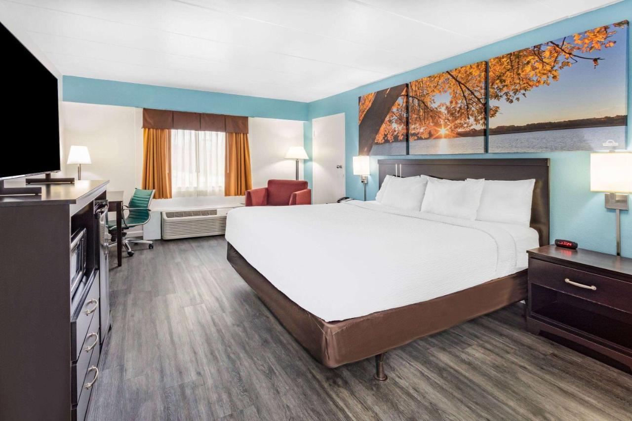 Days Inn By Wyndham Livonia Canton Detroit Bagian luar foto