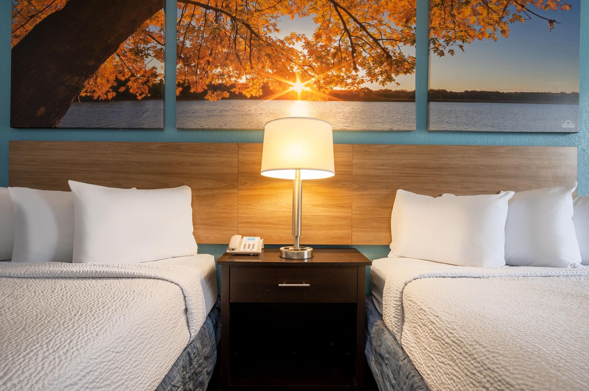 Days Inn By Wyndham Livonia Canton Detroit Bagian luar foto