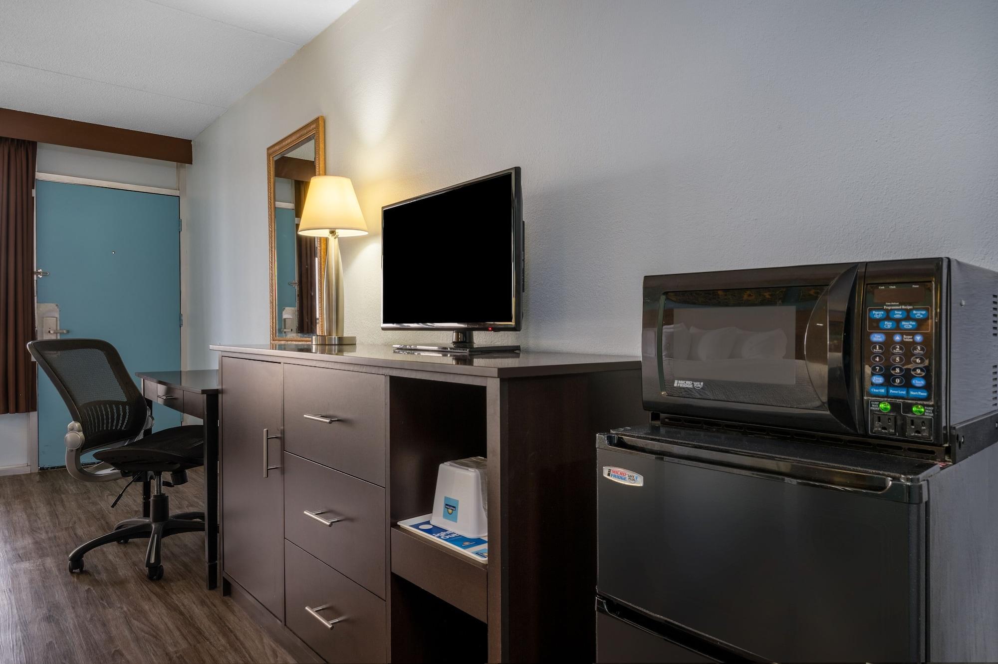 Days Inn By Wyndham Livonia Canton Detroit Bagian luar foto