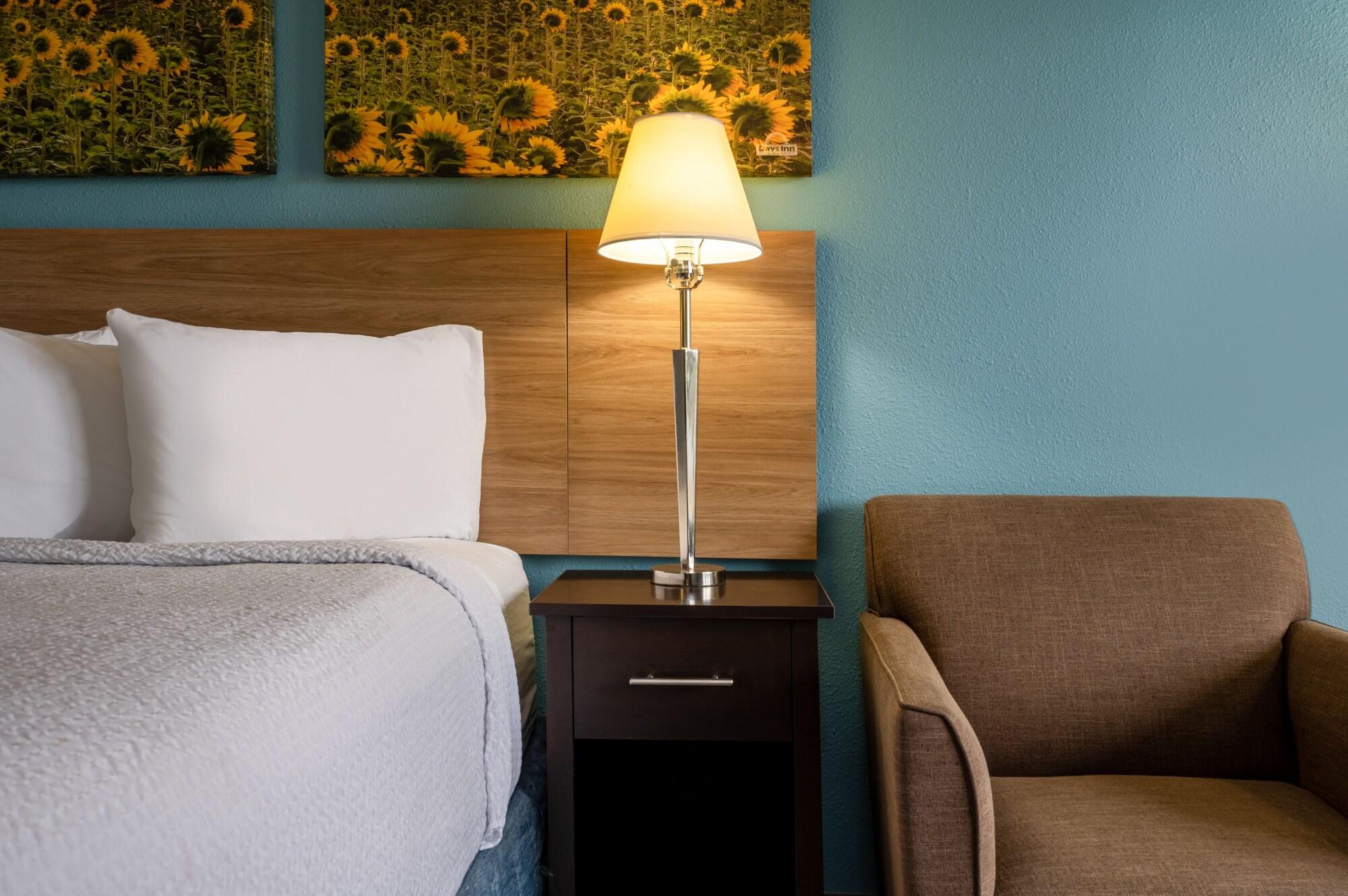 Days Inn By Wyndham Livonia Canton Detroit Bagian luar foto