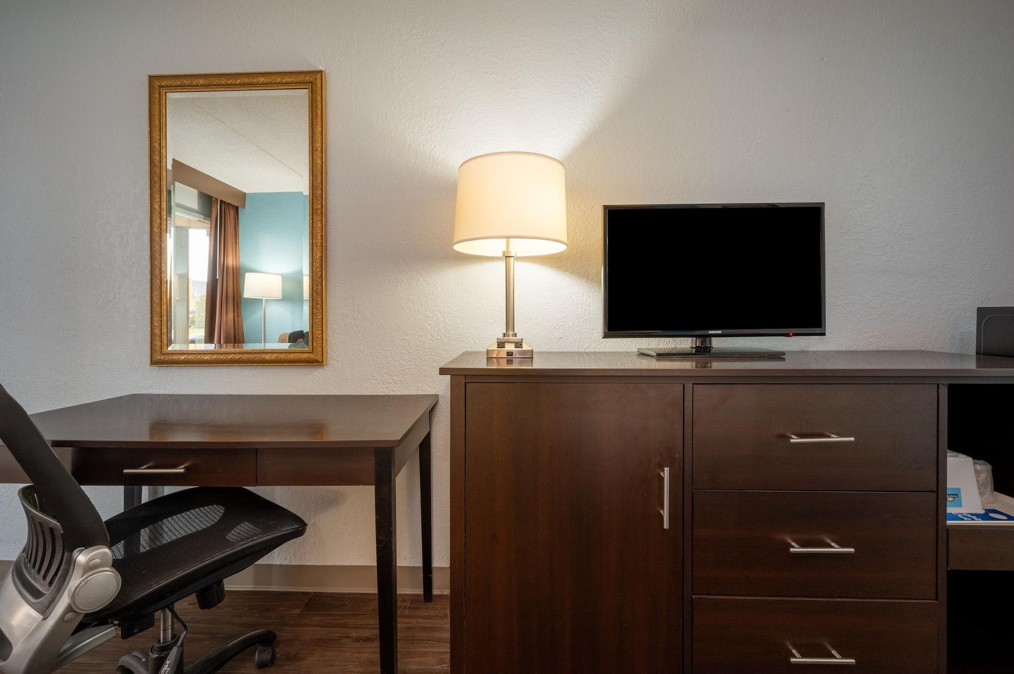 Days Inn By Wyndham Livonia Canton Detroit Bagian luar foto