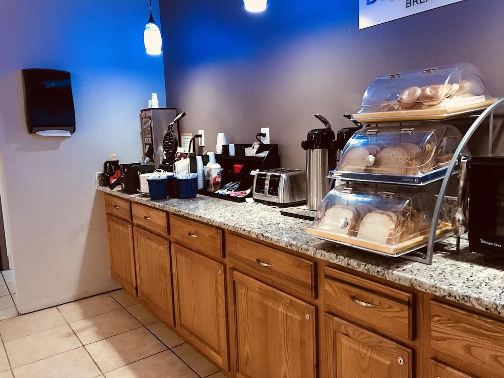 Days Inn By Wyndham Livonia Canton Detroit Bagian luar foto