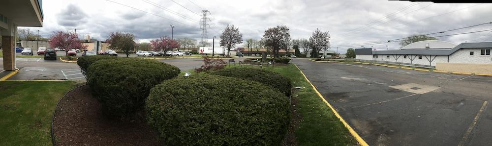 Days Inn By Wyndham Livonia Canton Detroit Bagian luar foto