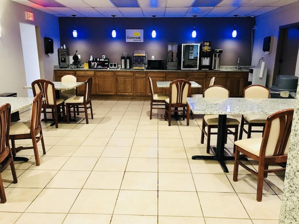 Days Inn By Wyndham Livonia Canton Detroit Bagian luar foto