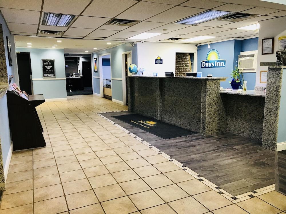 Days Inn By Wyndham Livonia Canton Detroit Bagian luar foto