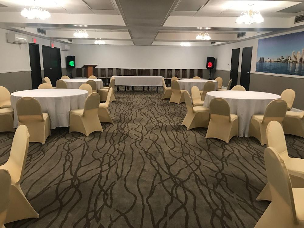 Days Inn By Wyndham Livonia Canton Detroit Bagian luar foto